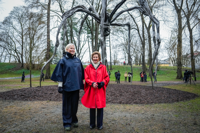 The Queen and the Crown Princess in front of Louise Bourgeois’ sculpture Maman in the Palace Park. Photo: Beate Dahle Oma / NTB